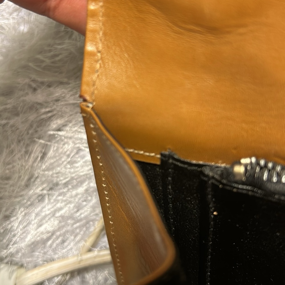 Elegant Black and Tan Handbag - Picture 11 of 11